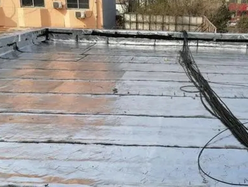 泰州市卫生间漏水维修公司分享下泰州市屋面楼顶防水刚性防水层施工要点。